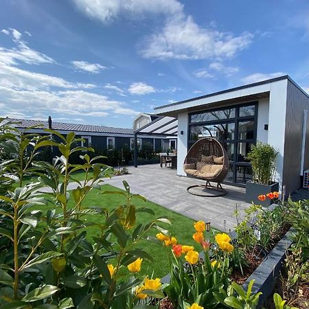 Luxus Cube Ferienhaus Chalet Am See Mit Schwimmbad In Lathum Nl Exterior photo