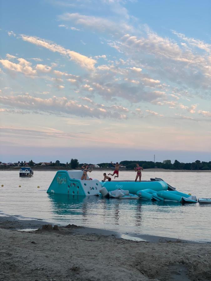 Luxus Cube Ferienhaus Chalet Am See Mit Schwimmbad In Lathum Nl Exterior photo