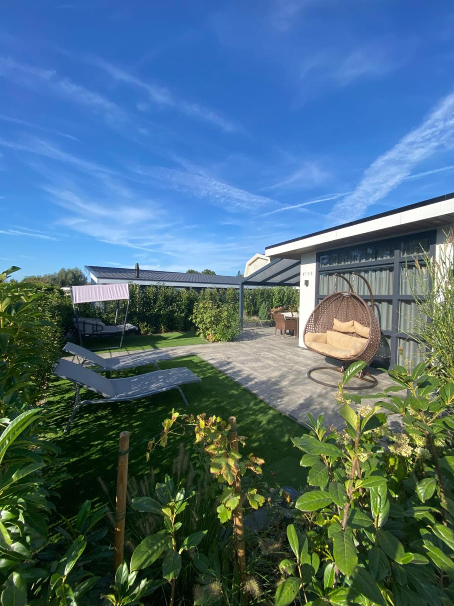 Luxus Cube Ferienhaus Chalet Am See Mit Schwimmbad In Lathum Nl Exterior photo